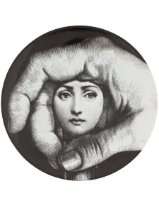 Тарелка с рисунком Fornasetti, серый