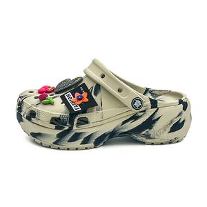 OUBT Камуфляжные клооги с закрытым носком в технике тушь-уош для женщин khaki