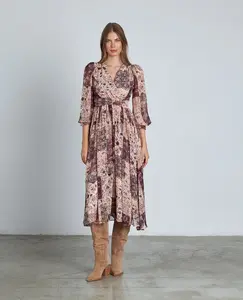 Длинное платье с расклешенной юбкой и полупрозрачными пышными рукавами Alma en Pena, розовый