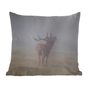Подушка для улицы - Олень - Трава - Туман - 60x60 см - Устойчива к погодным условиям - Подушка для отдыха - Декоративная подушка - Подушка для сна MuchoWow
