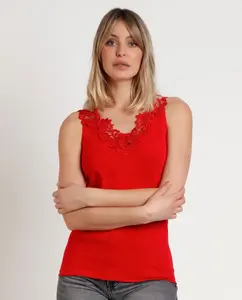 Женская майка с гипюровыми кружевными деталями на бретелях Admas, красный