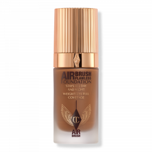 Безупречная тональная основа, нанесенная аэрографом Charlotte Tilbury, 15 Neutral (deep with neutral undertones)