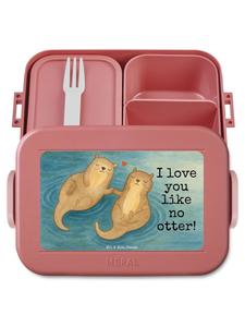 Mr. & Mrs. Panda Дизайн бенто-бокса с изображением лапок выдры, держащих что-то, и надписью пастельно-красного цвета