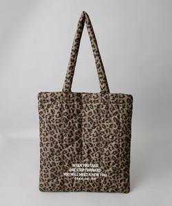 Стеганая сумка-тоут с вышитым логотипом и геометрическим узором