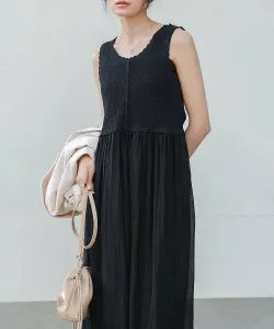 Платье-комбинация из вязаного крючком материала.