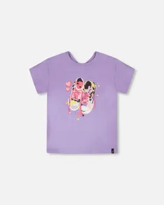 Футболка из органического хлопкового трикотажа сиреневого цвета в сочетании с кроссовками Deux Par Deux