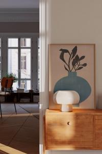 Студия miuus ваза №8 Poster & Frame, 50x70 см, синий