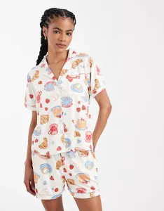 Очень мягкая короткая пижама на пуговицах с потертостями, экрю и синего цвета с принтом в виде круассанов