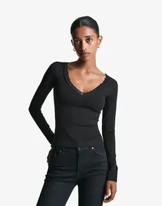 Лонгслив Bershka с длинными рукавами и кружевом черного цвета