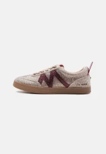 Преподаватели, обучающие по программам высшего образования Steve Madden, Burgundy/Gold-Coloured