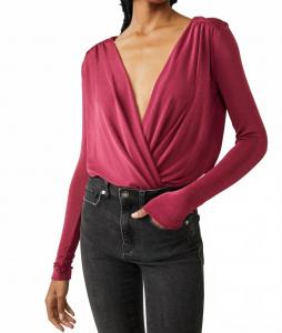 Темный ревень V-образный вырез боди с длинными рукавами Free People, Dark Rhubarb