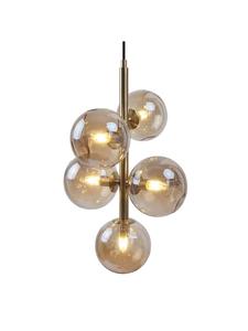 Home24 Подвесной светильник KJUL с пятью плафонами, выполненный из глянцевого золотистого металла и янтарного стекла