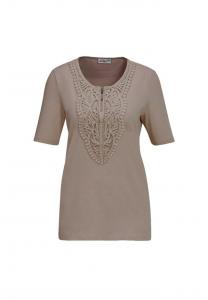 Короткий размер: рубашка с круглым вырезом и кружевом крючком Goldner, цвет mocca