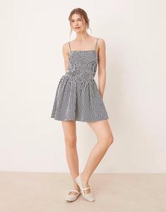 Гламурное мини-платье с заниженной талией и сборками в сине-белую полоску Glamorous