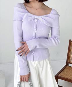 Вязаный свитер с ленточным узором в виде ореховых пуговиц.