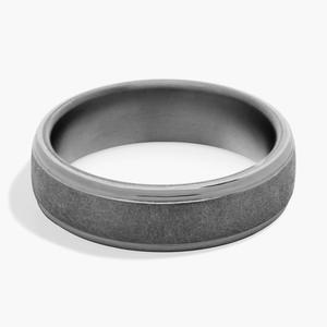 Обручальное кольцо с закругленными краями и отделкой в виде завитков из тантала (6,5 мм) Blue Nile