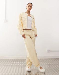 Джинсы-бочонки COLLUSION с низкой талией цвета пахты