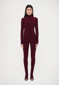 Комбинезон Norma Kamali LONG SLEEVE SLIM FIT TURTLE CATSUIT FOOTIE, Plum/Bordeaux