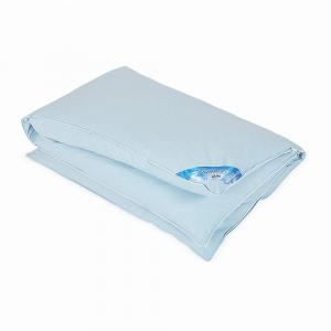 Купите пуховое одеяло "Леон" размером 155x220 см RIBECO, белый/светло-голубой