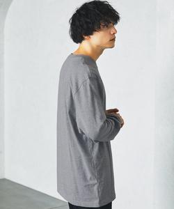 Футболка с длинными рукавами и крупным логотипом в виде одной точки