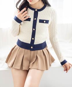 Кардиган с золотыми пуговицами, подобранными по цвету.