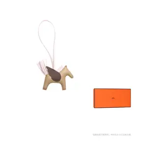 Кожаный кулон унисекс цвета хаки HERMES, хаки