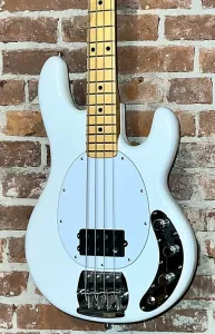 Бас-гитара Ernie Ball Music Man Retro '70s StingRay 4 - Белая, поддержите независимые музыкальные магазины и купите здесь!