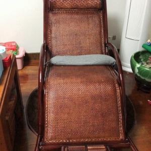 Плетеное кресло-качалка из ротанга с выдвижной подножкой (Классический стиль)