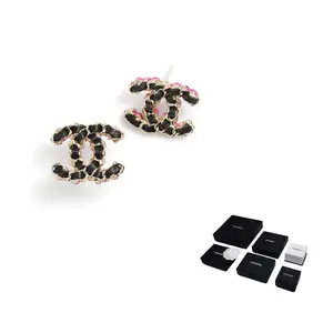 CHANEL Кожаные серьги-гвоздики женские черные с золотом