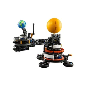 Планета Земля и Луна на орбите LEGO