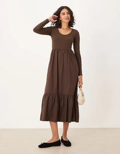 Потертое платье миди с длинными рукавами, круглым вырезом и юбкой из поплина коричневого цвета