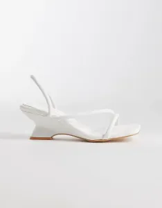 Гламурные босоножки на танкетке белого цвета