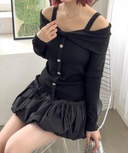 Трикотажное платье с открытыми плечами, украшенное лентой с пуговицами.