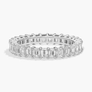 Кольцо Eternity с выращенным в лаборатории бриллиантом изумрудной огранки из белого золота 14 карат (2 карата Tw. - FG / VS2-SI1) Blue Nile