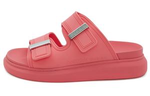 Сандалии резиновые Alexander Mcqueen с пряжкой, коралловый