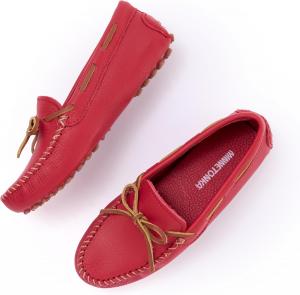 Женские классические мокасины Minnetonka для вождения, красный
