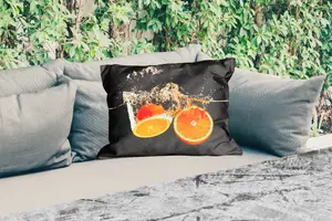 Подушка для улицы - Оранжевый - Натюрморт - Вода - Черный - Фрукты - 50 x 30 см - Устойчива к погодным условиям - Подушка для отдыха - Подушка для дивана - Украшение для гостиной MuchoWow