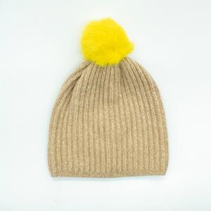ШАПКА В РЕБРИСТУЮ ГОЛОВУ С МЕХОВЫМ ПОМПОНОМ Portolano, кремовый/желтый