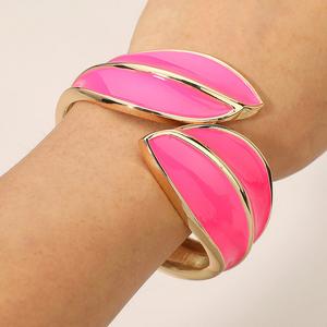 Браслет-браслет с абстрактным эмалевым листом и шарнирной застежкой Fashnzfab, фуксия/золотой