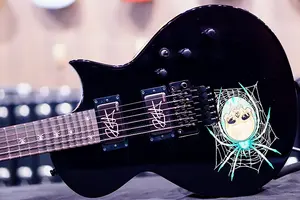 ESP KH3 с подписью Кирка Хэмметта