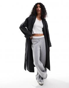 Прорезиненный плащ-дождевик с капюшоном и поясом черного цвета ASOS DESIGN