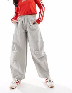 Парашютные брюки Stradivarius barrel в сером цвете