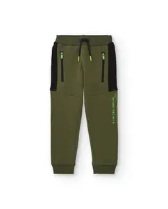 Зеленые спортивные штаны для мальчика с черными деталями и боковым текстом Tuc tuc