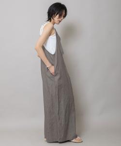 Комбинезон-клеш из фактурной джинсовой ткани плотностью 6,5 унций.