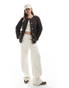 Короткая стеганая куртка Vero Moda с карманами шоколадного цвета