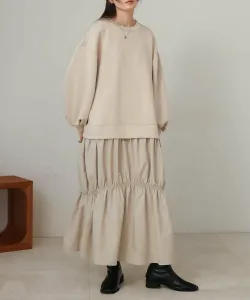 Платье из комбинированных материалов с присборенной отделкой.