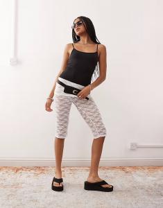 COLLUSION кружевная юбка поверх капри белого цвета