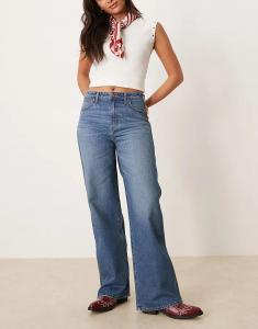 Джинсы Wrangler свободного прямого кроя, средне-синего цвета с потертостями