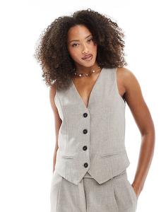 приталенный жилет бежевого цвета