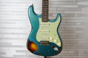 Fender Custom Shop 2025 61' Stratocaster Heavy Relic - Стареющий океанский бирюзовый поверх 3-цветного санберста